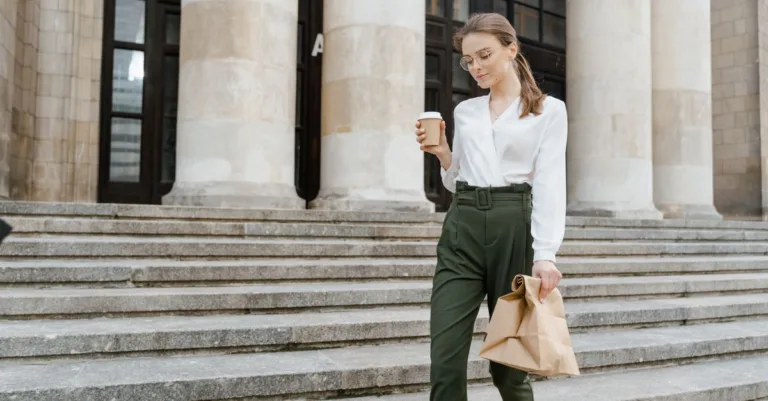 découvrez comment créer une tenue business casual élégante et confortable, parfaite pour allier professionnalisme et style au bureau.