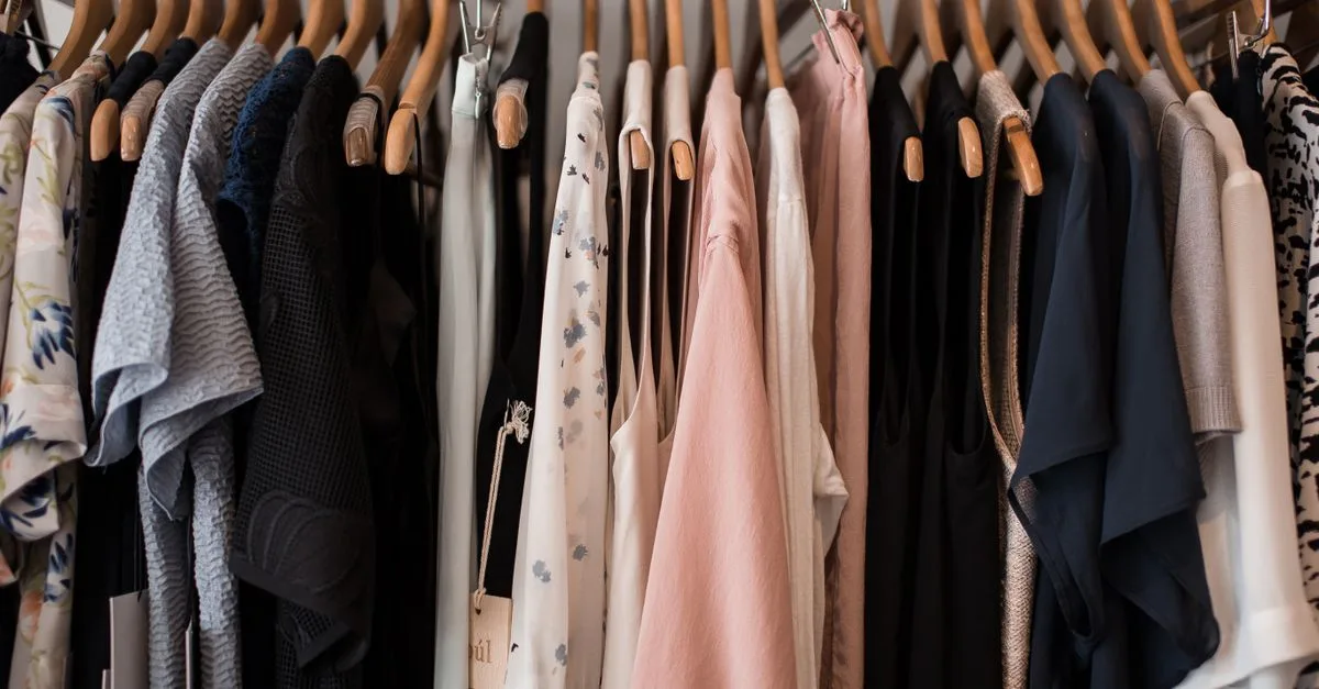 découvrez comment créer une capsule wardrobe efficace pour un style minimaliste et polyvalent, en sélectionnant des vêtements essentiels et intemporels.