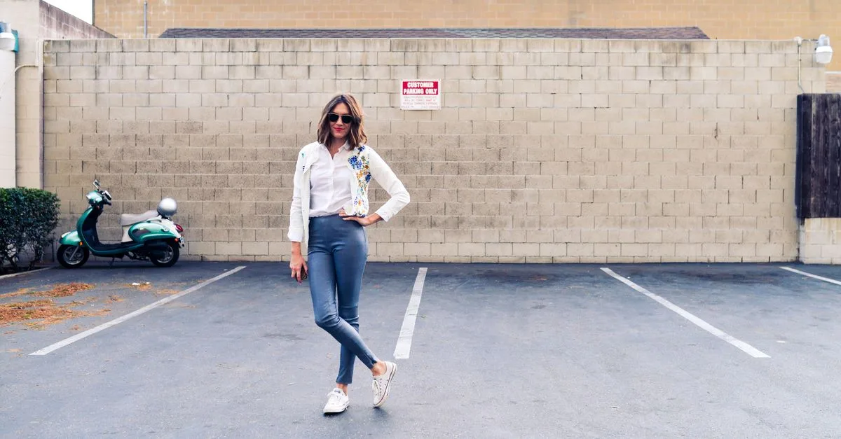 découvrez des tenues chic avec des jeans pour les femmes de plus de 50 ans, alliant élégance et confort pour un style intemporel.