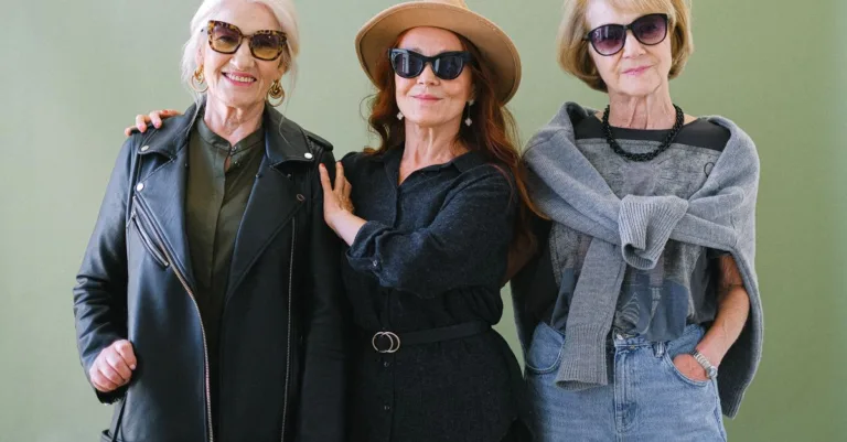 découvrez des tenues chics avec des jeans spécialement adaptées aux femmes de plus de 50 ans, alliant confort et élégance pour un style intemporel.