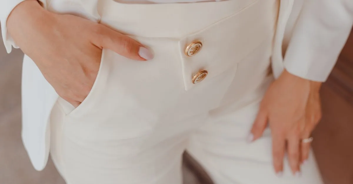 découvrez comment styliser parfaitement des pantalons taille haute pour un look chic et tendance en toutes occasions.