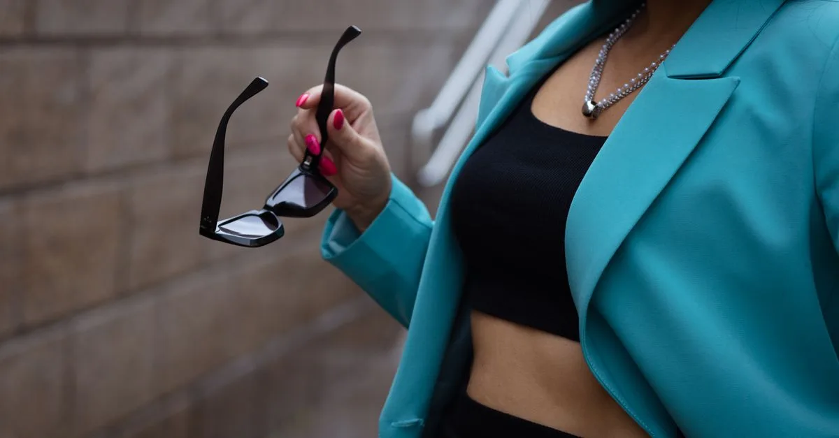 découvrez comment styliser un blazer oversize pour les petites tailles et adoptez un look chic et équilibré en toute confiance.
