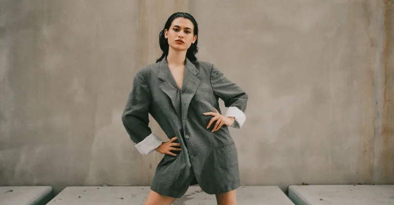 découvrez comment styliser un blazer oversize pour les petites tailles avec des astuces mode pratiques et élégantes adaptées à votre silhouette.