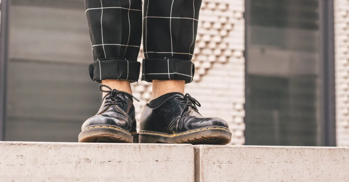 découvrez notre sélection de chaussures parfaites pour accompagner vos pantalons larges, alliant confort et style pour un look tendance.