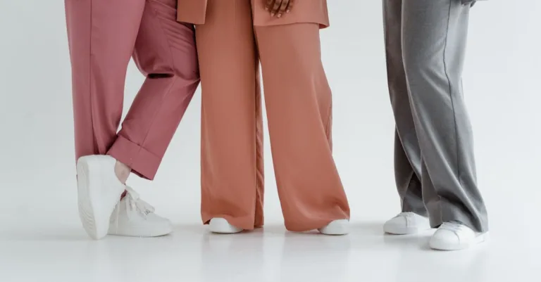 découvrez notre sélection de chaussures parfaites pour accompagner vos pantalons larges, alliant confort et style pour un look tendance.