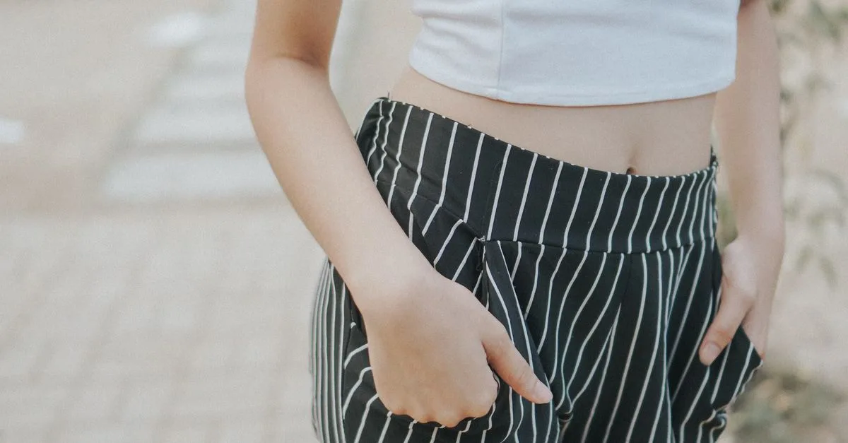 découvrez notre sélection de pantalons larges spécialement conçus pour les femmes petites, alliant style et confort pour sublimer votre silhouette.