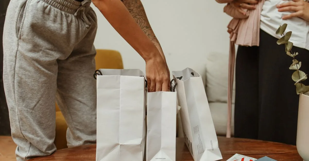 découvrez notre sélection de sacs parfaits pour accompagner vos pantalons larges, alliant style et confort pour un look tendance et décontracté.