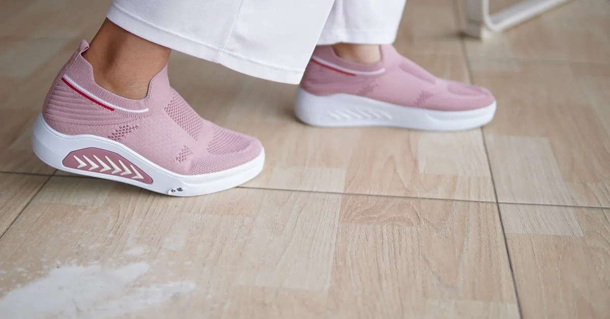 découvrez nos chaussures de marche confortables alliant style et bien-être pour vos pieds, parfaites pour toutes vos aventures quotidiennes.