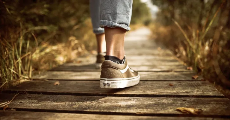 découvrez nos chaussures de marche confortables alliant style et maintien pour un confort optimal toute la journée.