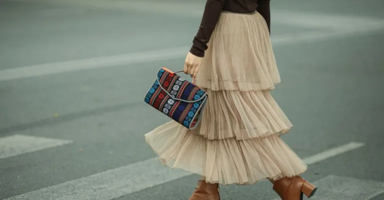 découvrez comment styliser des bottines chevilles avec une jupe midi pour allonger votre silhouette et créer un look élégant et harmonieux.