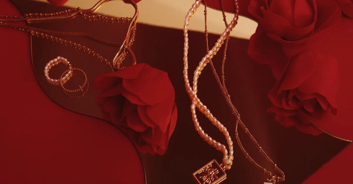 découvrez notre collection de bijoux parfaitement conçus pour sublimer les décolletés en v, alliant élégance et style pour toutes les occasions.