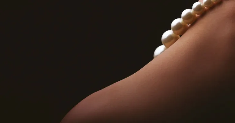 découvrez notre sélection de bijoux parfaitement adaptés aux décolletés en v pour sublimer votre style avec élégance.