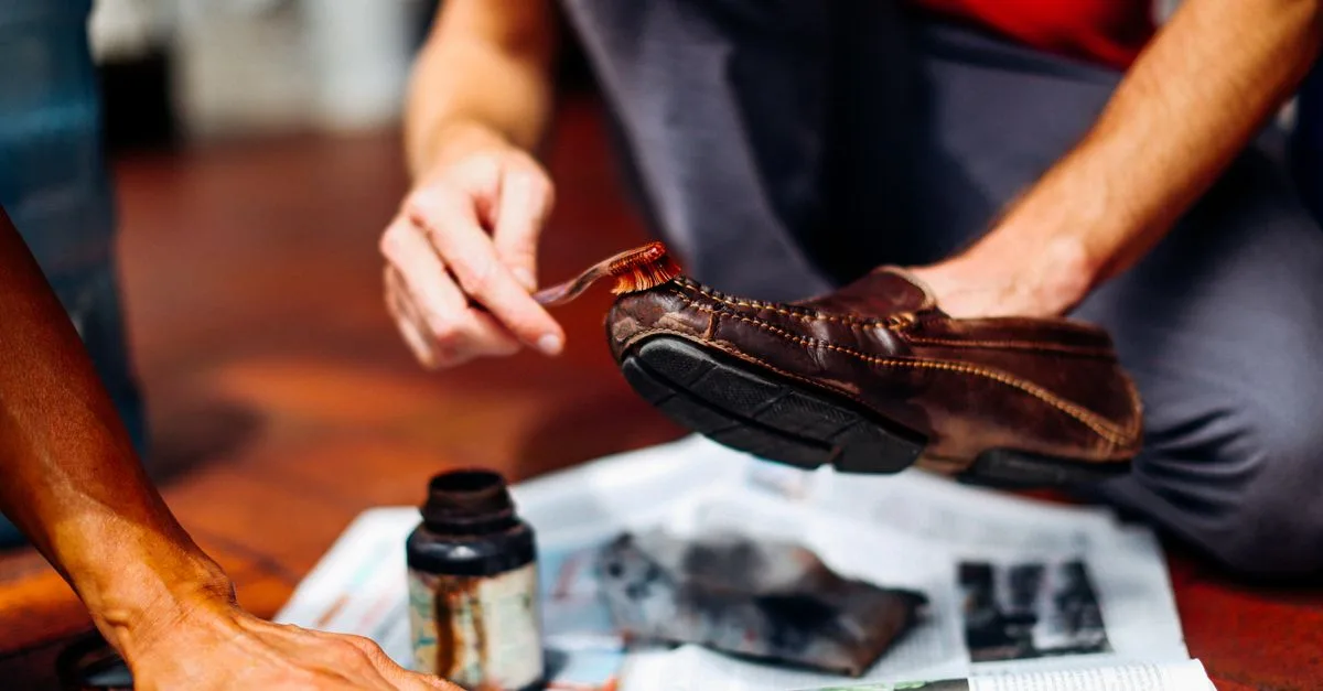 conseils et astuces pour prendre soin de vos chaussures en cuir clair, préserver leur beauté et prolonger leur durée de vie.