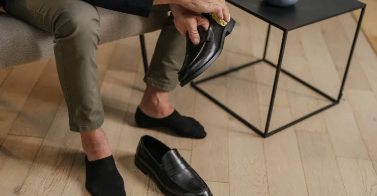 conseils et astuces pour l'entretien des chaussures en cuir clair afin de préserver leur éclat et leur durabilité.