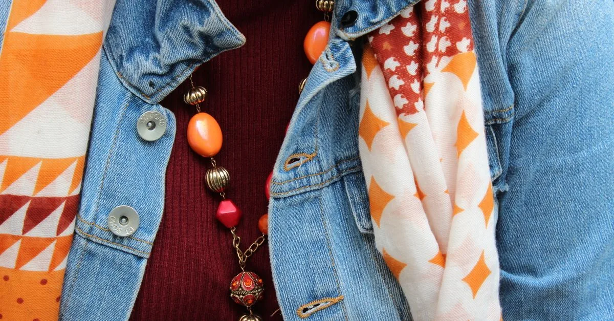 découvrez nos conseils et astuces pour maîtriser l'art du nouage et du style d'écharpes, et apporter une touche chic à toutes vos tenues.