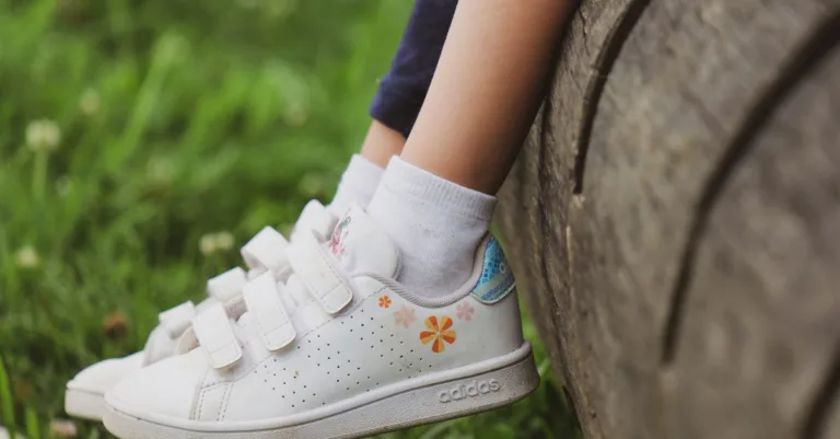 découvrez notre sélection de chaussures spécialement conçues pour les pieds larges et sensibles, alliant confort, maintien et style pour un bien-être optimal au quotidien.