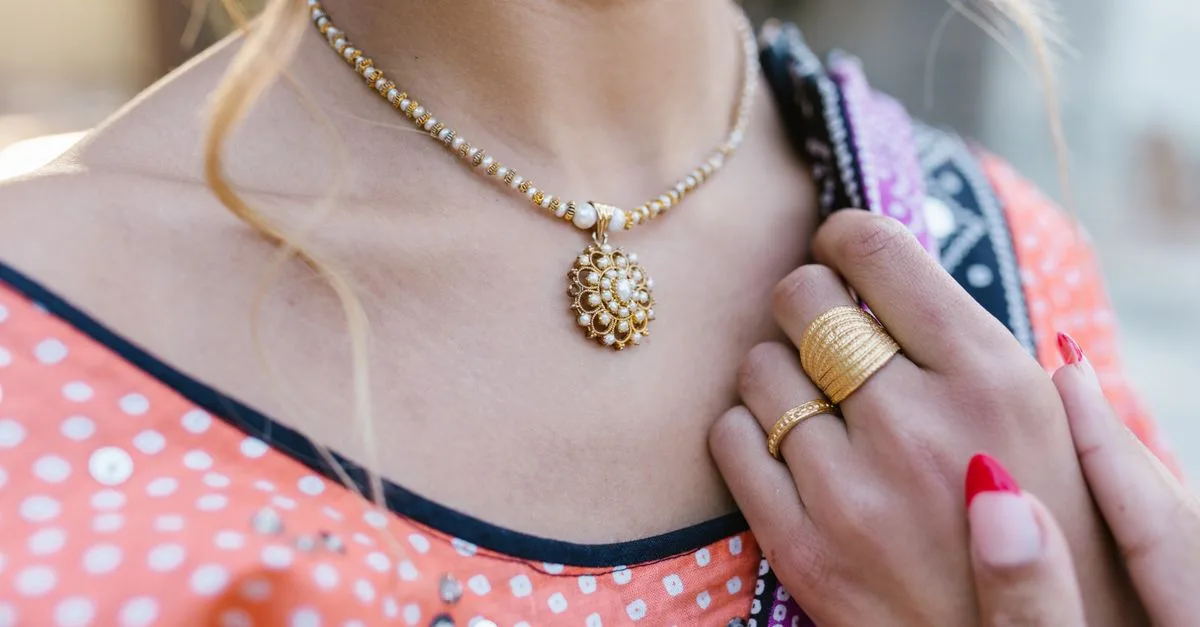 découvrez comment sublimer vos bijoux en or en les associant à des vêtements colorés pour un style élégant et éclatant.
