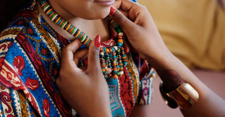 découvrez comment sublimer vos bijoux en or en les associant à des vêtements colorés pour un style éclatant et tendance.