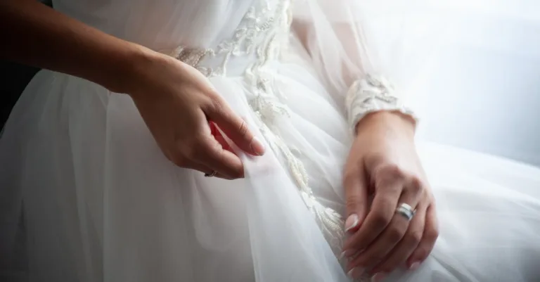 protège votre robe de mariée avec notre sac spécial mariage, conçu pour garder votre robe propre et sans plis lors du transport.