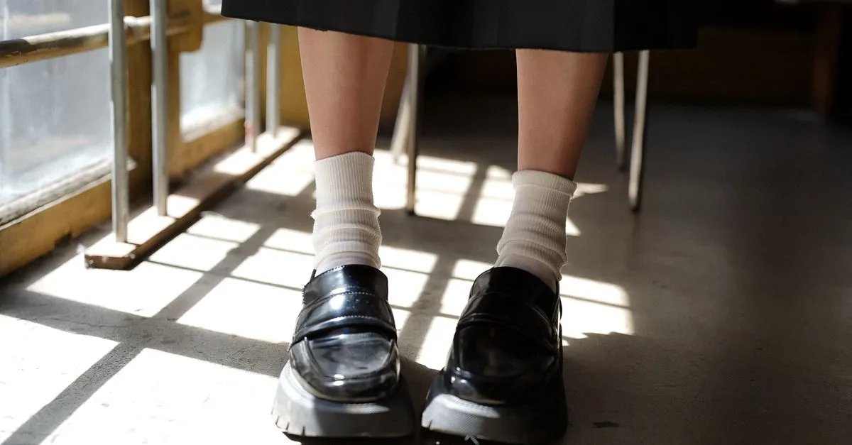 découvrez comment associer des mocassins femme avec un pantalon large pour un look chic et confortable, idéal pour toutes les occasions.