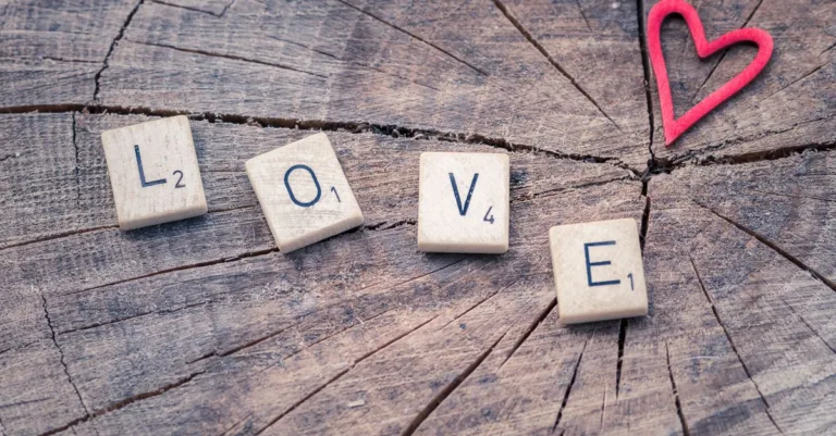 découvrez la signification du nombre 22 en amour : un symbole d’équilibre, d’engagement et de lien profond pour votre relation ou votre vie sentimentale.