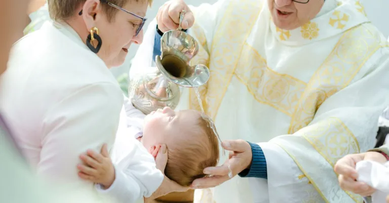 découvrez des cadeaux de baptême pour les parrains et marraines : des idées personnalisées et symboliques pour célébrer ce moment unique.