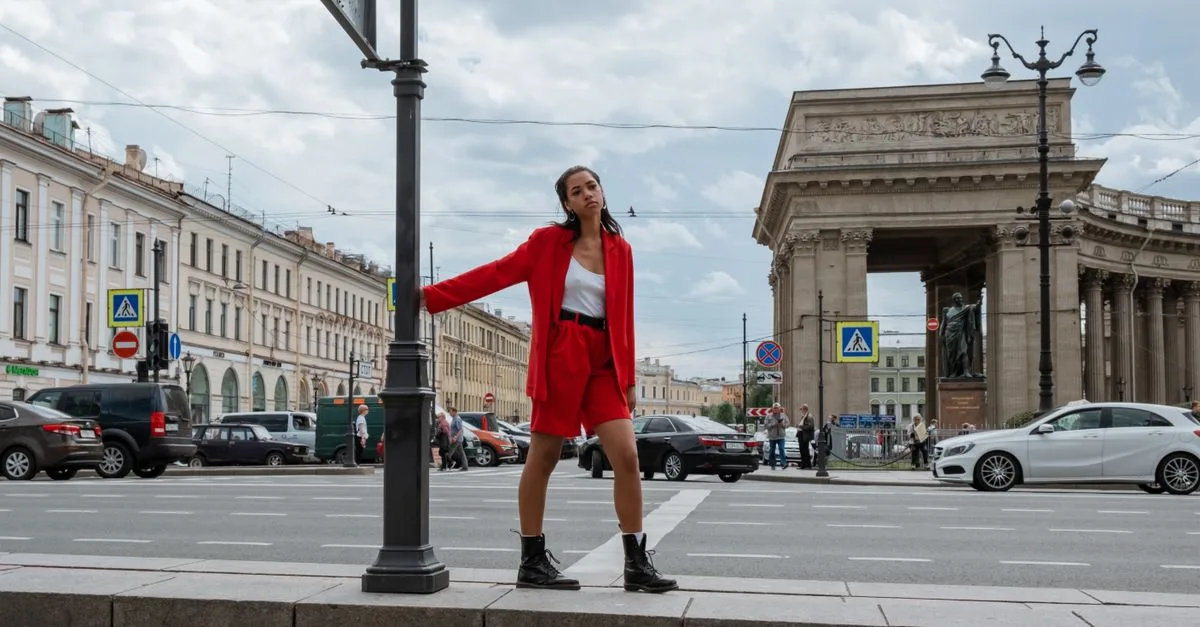 découvrez une tenue citadine pour femme, à la fois confortable et élégante, idéale pour allier style et bien-être au quotidien.