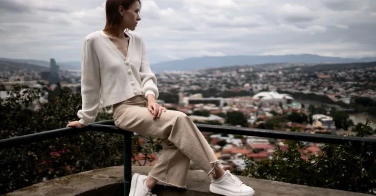 adoptez un look citadin élégant et confortable pour femme, avec des pièces faciles à porter qui allient style, douceur et liberté de mouvement.