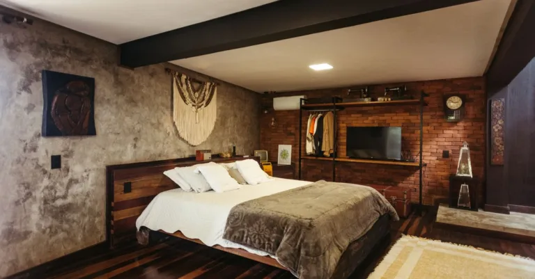 découvrez comment créer un intérieur cosy grâce à des couleurs chaleureuses, des matières douces et un éclairage apaisant.