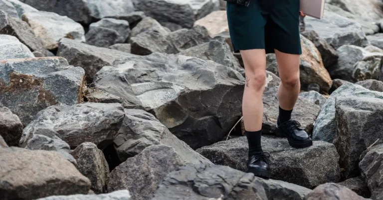 adoptez un style rock féminin audacieux : cuir, denim et accessoires tendance pour créer des looks rebelles, élégants et pleins de personnalité.