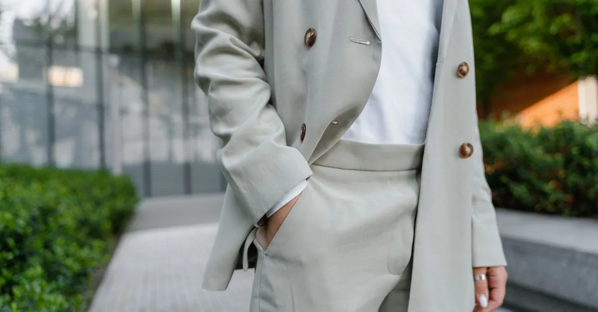 découvrez comment porter un tailleur-pantalon féminin avec décontraction : idées de tenues, chaussures et accessoires pour un look chic sans effort.