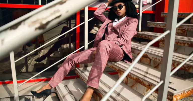 découvrez comment porter un tailleur-pantalon féminin avec décontraction : idées de tenues, chaussures et accessoires pour un style casual chic.