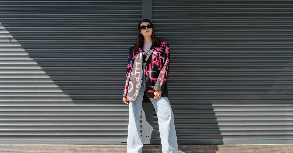 découvrez comment porter un blazer oversize quand on est petite : astuces de coupe, d’associations et d’accessoires pour équilibrer la silhouette avec style.