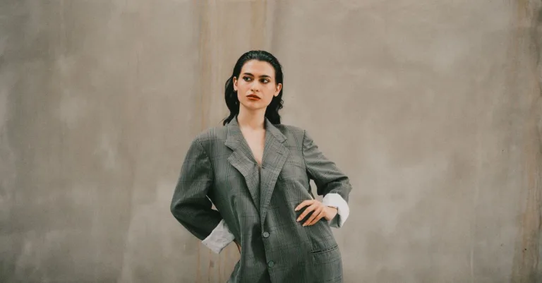 découvrez comment porter un blazer oversize quand on est petite : astuces de coupe, de proportions et d’associations pour une silhouette harmonieuse.