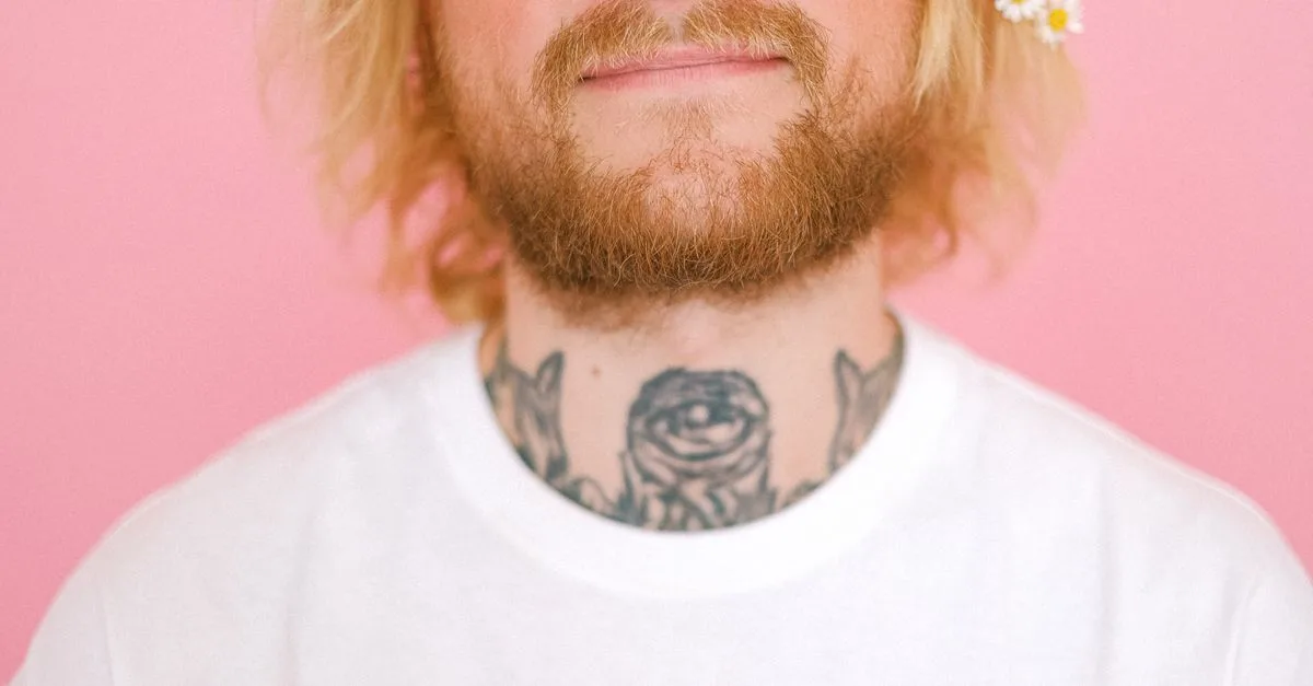 découvrez des idées de tatouages au cou pour homme : styles, motifs et inspirations pour trouver un design qui vous ressemble.