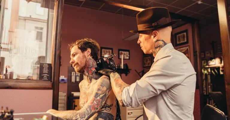 découvrez des idées de tatouages de cou pour hommes : styles audacieux, motifs originaux et inspirations pour trouver le tatouage qui vous ressemble.